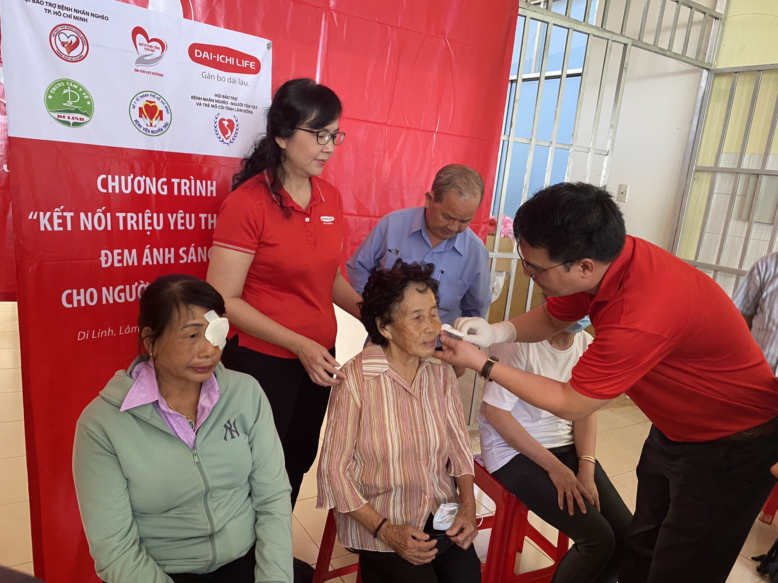 Dai-ichi Life Việt Nam tiếp tục triển khai trương trình “Đem ánh sáng cho người nghèo” lần thứ 13